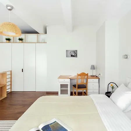 Bright & Unique 3 Floor Loft In Trendy Area *