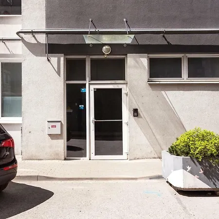 Bright & Unique 3 Floor Loft In Trendy Area *