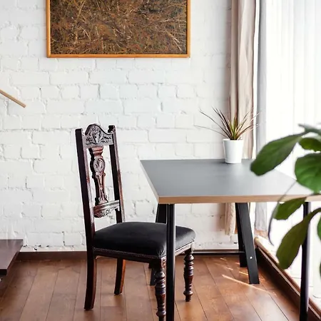 Bright & Unique 3 Floor Loft In Trendy Area *